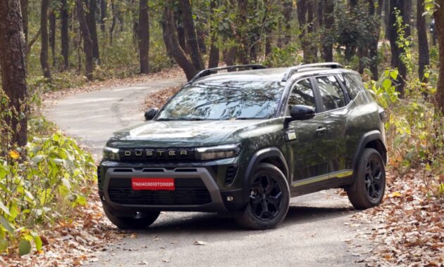 New Renault Duster Front Three Quarters Green Colour